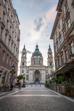 Eski kilise, Doğu Avrupa 'da tarihi bir kasabada katedral. Macaristan 'ın Budapeşte kentindeki Aziz Stephen Bazilikası' nın önündeki şehir meydanında gün doğumu