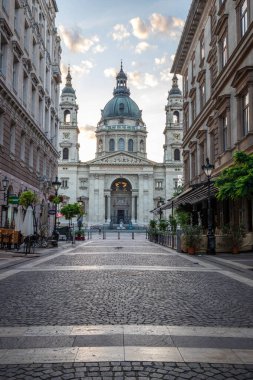 Eski kilise, Doğu Avrupa 'da tarihi bir kasabada katedral. Macaristan 'ın Budapeşte kentindeki Aziz Stephen Bazilikası' nın önündeki şehir meydanında gün doğumu