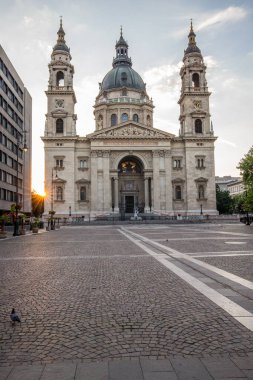 Eski kilise, Doğu Avrupa 'da tarihi bir kasabada katedral. Macaristan 'ın Budapeşte kentindeki Aziz Stephen Bazilikası' nın önündeki şehir meydanında gün doğumu