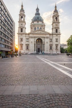 Eski kilise, Doğu Avrupa 'da tarihi bir kasabada katedral. Macaristan 'ın Budapeşte kentindeki Aziz Stephen Bazilikası' nın önündeki şehir meydanında gün doğumu