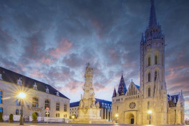 Gündoğumunda eski tarihi kale ve kilise. Alacakaranlıkta şehir panoraması. Tuna Balıkçısının Kalesi, Halszbstya, Budapeşte, Macaristan