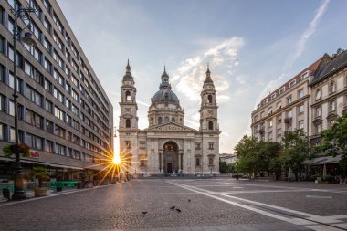 Eski kilise, Doğu Avrupa 'da tarihi bir kasabada katedral. Macaristan 'ın Budapeşte kentindeki Aziz Stephen Bazilikası' nın önündeki şehir meydanında gün doğumu