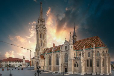 Gündoğumunda eski tarihi kale ve kilise. Alacakaranlıkta şehir panoraması. Tuna Balıkçısının Kalesi, Halszbstya, Budapeşte, Macaristan