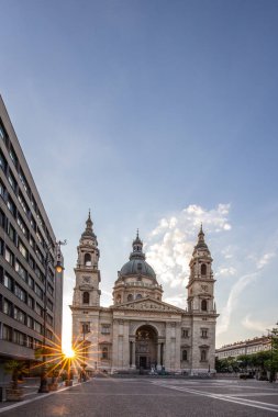 Eski kilise, Doğu Avrupa 'da tarihi bir kasabada katedral. Macaristan 'ın Budapeşte kentindeki Aziz Stephen Bazilikası' nın önündeki şehir meydanında gün doğumu