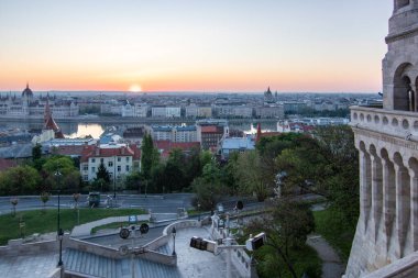 Gün doğumunda ya da batımında inanılmaz bir şehir manzarası. Tuna Nehri üzerinde tarihi binaları olan geniş şehir manzarası. Macaristan 'ın Budapeşte şehrinde, Buda' nın dağlık kesiminden alındı.