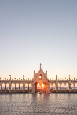 Gündoğumunda eski tarihi kale ve kilise. Alacakaranlıkta şehir panoraması. Tuna Balıkçısının Kalesi, Halszbstya, Budapeşte, Macaristan