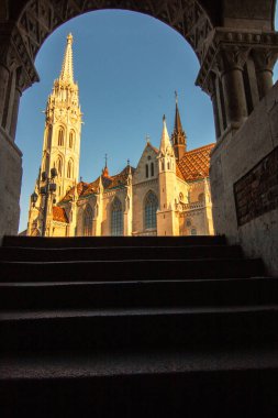 Gündoğumunda eski tarihi kale ve kilise. Alacakaranlıkta şehir panoraması. Tuna Balıkçısının Kalesi, Halszbstya, Budapeşte, Macaristan