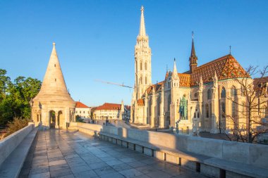 Gündoğumunda eski tarihi kale ve kilise. Alacakaranlıkta şehir panoraması. Tuna Balıkçısının Kalesi, Halszbstya, Budapeşte, Macaristan