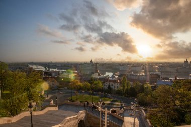 Gün doğumunda ya da batımında inanılmaz bir şehir manzarası. Tuna Nehri üzerinde tarihi binaları olan geniş şehir manzarası. Macaristan 'ın Budapeşte şehrinde, Buda' nın dağlık kesiminden alındı.