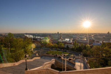 Gün doğumunda ya da batımında inanılmaz bir şehir manzarası. Tuna Nehri üzerinde tarihi binaları olan geniş şehir manzarası. Macaristan 'ın Budapeşte şehrinde, Buda' nın dağlık kesiminden alındı.
