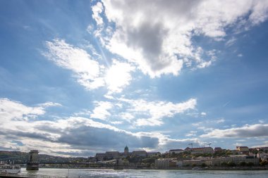 Gün doğumunda ya da batımında inanılmaz bir şehir manzarası. Tuna Nehri üzerinde tarihi binaları olan geniş şehir manzarası. Macaristan 'ın Budapeşte şehrinde, Buda' nın dağlık kesiminden alındı.