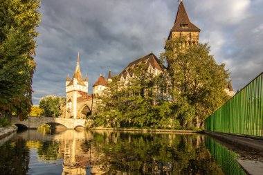 Parktaki romantik şato, sudaki yansıma. Vajdahunyad Vajdahunyad Vra, Budapeşte, Macaristan