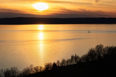 Akşamları bir gölün üzerindeki tepeden manzara. Doğada güzel bir manzara. Balatonakarattya, Balaton, Macaristan 'da romantik gün batımı