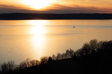 Akşamları bir gölün üzerindeki tepeden manzara. Doğada güzel bir manzara. Balatonakarattya, Balaton, Macaristan 'da romantik gün batımı
