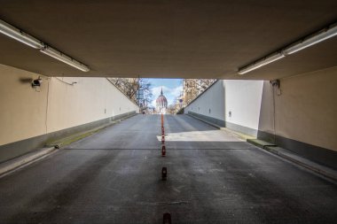 Gün doğumunda ya da batımında inanılmaz bir şehir manzarası. Tuna Nehri üzerinde tarihi binaları olan geniş şehir manzarası. Macaristan 'ın Budapeşte şehrinde, Buda' nın dağlık kesiminden alındı.