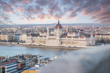 Gün doğumunda ya da batımında inanılmaz bir şehir manzarası. Tuna Nehri üzerinde tarihi binaları olan geniş şehir manzarası. Macaristan 'ın Budapeşte şehrinde, Buda' nın dağlık kesiminden alındı.
