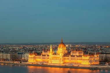 Gün doğumunda ya da batımında inanılmaz bir şehir manzarası. Tuna Nehri üzerinde tarihi binaları olan geniş şehir manzarası. Macaristan 'ın Budapeşte şehrinde, Buda' nın dağlık kesiminden alındı.