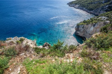 Akdeniz yeteneğine sahip sahil manzaralı bir manzaraya sahip bir bakış açısı. Akşamüstü bulutlar ve güneş ışığıyla çekilen Zakynthos kasabası, İyon Adası Zakynthos, Yunanistan