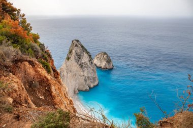 Akdeniz yeteneğine sahip sahil manzaralı bir manzaraya sahip bir bakış açısı. Sabah güneşinde deniz üzerinde sisli ve güneşli bir şekilde çekildi. Myzithres Kayası, İyon Adası Zakynthos, Yunanistan