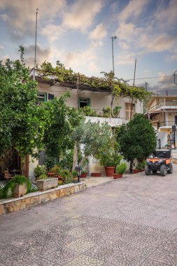 Tipik Yunan kasabası ve binaları. Akdeniz şehir manzarası akşam üzeri Zakynthos, İyon Adaları, Yunanistan, İyon Adaları, Yunanistan 'da gün batımında