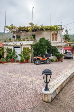 Tipik Yunan kasabası ve binaları. Akdeniz şehir manzarası akşam üzeri Zakynthos, İyon Adaları, Yunanistan, İyon Adaları, Yunanistan 'da gün batımında
