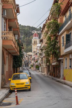 Akdeniz 'de tarihi binaları ve kuleleri olan bir şehirdeki kilise ve meydanlar. Akşam üzeri hava bulutluyken çekildi, Zakynthos kasabası, İyon Adası Zakynthos, Yunanistan