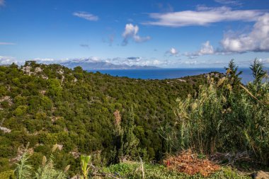 Akdeniz yeteneğine sahip sahil manzaralı bir manzaraya sahip bir bakış açısı. Akşamüstü bulutlar ve güneş ışığıyla çekilen Zakynthos kasabası, İyon Adası Zakynthos, Yunanistan