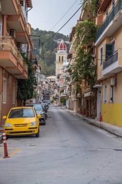 Akdeniz 'de tarihi binaları ve kuleleri olan bir şehirdeki kilise ve meydanlar. Akşam üzeri hava bulutluyken çekildi, Zakynthos kasabası, İyon Adası Zakynthos, Yunanistan