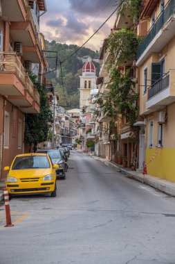 Akdeniz 'de tarihi binaları ve kuleleri olan bir şehirdeki kilise ve meydanlar. Akşam üzeri hava bulutluyken çekildi, Zakynthos kasabası, İyon Adası Zakynthos, Yunanistan