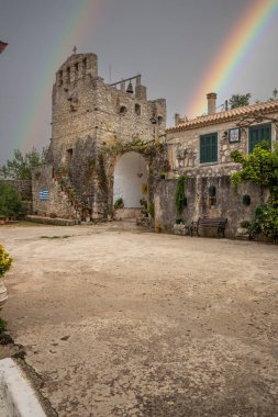 Tipik Yunan manastırı duvarları. Yunanistan 'ın Akdeniz mimari tarzında harabeler. Anafonitria Manastırı 'nda Günbatımı, İyon Adaları, Yunanistan