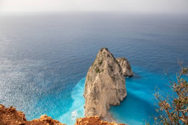 Akdeniz yeteneğine sahip sahil manzaralı bir manzaraya sahip bir bakış açısı. Sabah güneşinde deniz üzerinde sisli ve güneşli bir şekilde çekildi. Myzithres Kayası, İyon Adası Zakynthos, Yunanistan