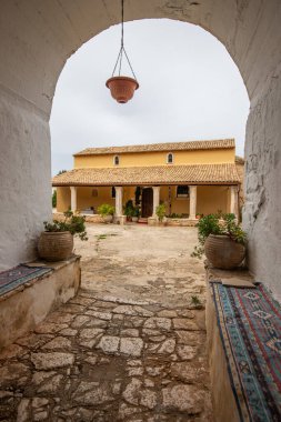 Tipik Yunan manastırı duvarları. Yunanistan 'ın Akdeniz mimari tarzında harabeler. Anafonitria Manastırı 'nda Günbatımı, İyon Adaları, Yunanistan