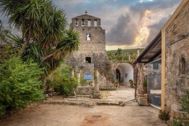 Tipik Yunan manastırı duvarları. Yunanistan 'ın Akdeniz mimari tarzında harabeler. Anafonitria Manastırı 'nda Günbatımı, İyon Adaları, Yunanistan