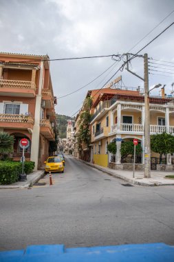 Zakyntos 'taki güzel eski binalar. Zante 'nin köylerinde hala güzel tarihi binalar ve gün ışığında çekilen şehir var. Yunanistan
