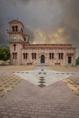 Yunanistan 'ın Akdeniz mimari tarzında tipik bir Yunan kilisesi. Katastari, Zakynthos 'taki Katastari St. Theodore' da gün batımı, İyon Adaları, Yunanistan, İyon Adaları, Yunanistan