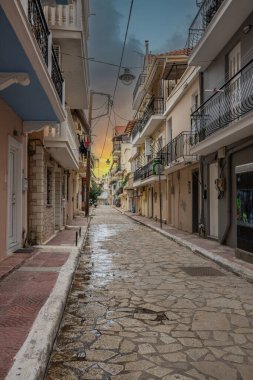 Zakyntos 'taki güzel eski binalar. Zante 'nin köylerinde hala güzel tarihi binalar ve gün ışığında çekilen şehir var. Yunanistan