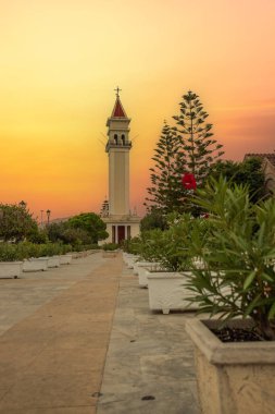 Zakyntos 'taki güzel eski binalar. Zante 'nin köylerinde hala güzel tarihi binalar ve gün ışığında çekilen şehir var. Yunanistan