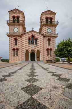 Yunanistan 'ın Akdeniz mimari tarzında tipik bir Yunan kilisesi. Katastari, Zakynthos 'taki Katastari St. Theodore' da gün batımı, İyon Adaları, Yunanistan, İyon Adaları, Yunanistan