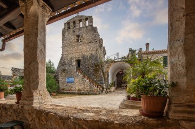 Tipik Yunan manastırı duvarları. Yunanistan 'ın Akdeniz mimari tarzında harabeler. Anafonitria Manastırı 'nda Günbatımı, İyon Adaları, Yunanistan