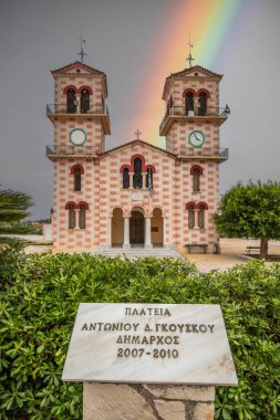 Yunanistan 'ın Akdeniz mimari tarzında tipik bir Yunan kilisesi. Katastari, Zakynthos 'taki Katastari St. Theodore' da gün batımı, İyon Adaları, Yunanistan, İyon Adaları, Yunanistan