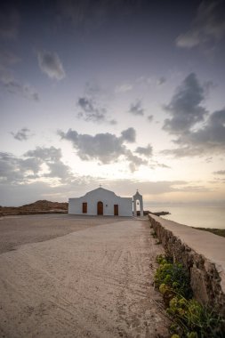 Deniz kenarındaki küçük Yunan kilisesi, gün doğumu veya gün batımı. Zakyntos adasından manzara fotoğrafı. Deniz manzarası güzelmiş.
