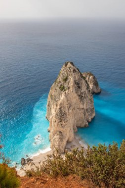 Akdeniz yeteneğine sahip sahil manzaralı bir manzaraya sahip bir bakış açısı. Sabah güneşinde deniz üzerinde sisli ve güneşli bir şekilde çekildi. Myzithres Kayası, İyon Adası Zakynthos, Yunanistan