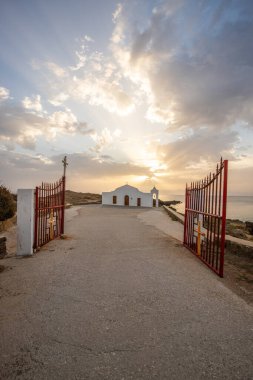 Deniz kenarındaki küçük Yunan kilisesi, gün doğumu veya gün batımı. Zakyntos adasından manzara fotoğrafı. Deniz manzarası güzelmiş.