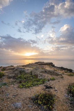 Deniz kenarındaki küçük Yunan kilisesi, gün doğumu veya gün batımı. Zakyntos adasından manzara fotoğrafı. Deniz manzarası güzelmiş.