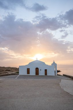 Deniz kenarındaki küçük Yunan kilisesi, gün doğumu veya gün batımı. Zakyntos adasından manzara fotoğrafı. Deniz manzarası güzelmiş.