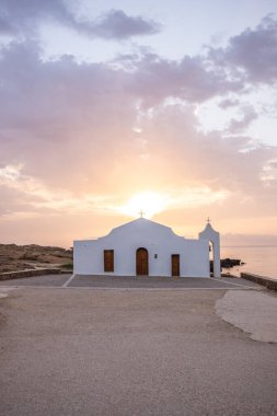 Deniz kenarındaki küçük Yunan kilisesi, gün doğumu veya gün batımı. Zakyntos adasından manzara fotoğrafı. Deniz manzarası güzelmiş.