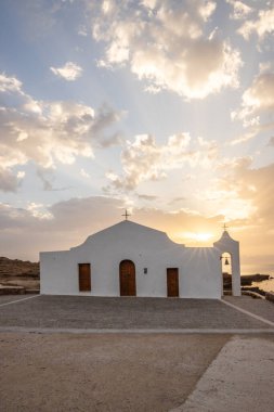 Deniz kenarındaki küçük Yunan kilisesi, gün doğumu veya gün batımı. Zakyntos adasından manzara fotoğrafı. Deniz manzarası güzelmiş.