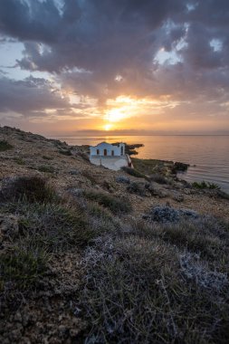 Deniz kenarındaki küçük Yunan kilisesi, gün doğumu veya gün batımı. Zakyntos adasından manzara fotoğrafı. Deniz manzarası güzelmiş.