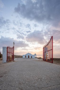 Deniz kenarındaki küçük Yunan kilisesi, gün doğumu veya gün batımı. Zakyntos adasından manzara fotoğrafı. Deniz manzarası güzelmiş.