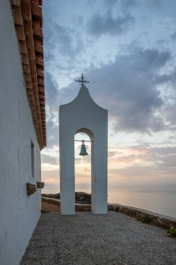 Deniz kenarındaki küçük Yunan kilisesi, gün doğumu veya gün batımı. Zakyntos adasından manzara fotoğrafı. Deniz manzarası güzelmiş.